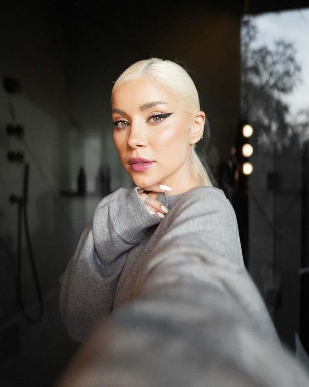 Alina Ceușan, apariție răvășitoare &icirc;ntr-un costum de baie roșu. Reacția fanilor: &bdquo;Ești o felină superbă&rdquo;