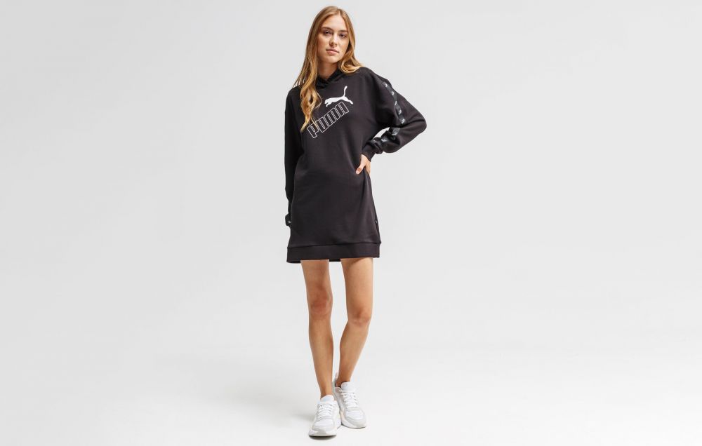 (P) Sneakerșii de culoare albă &icirc;n ținute cu rochii - o combinație reușită sau inestetică?