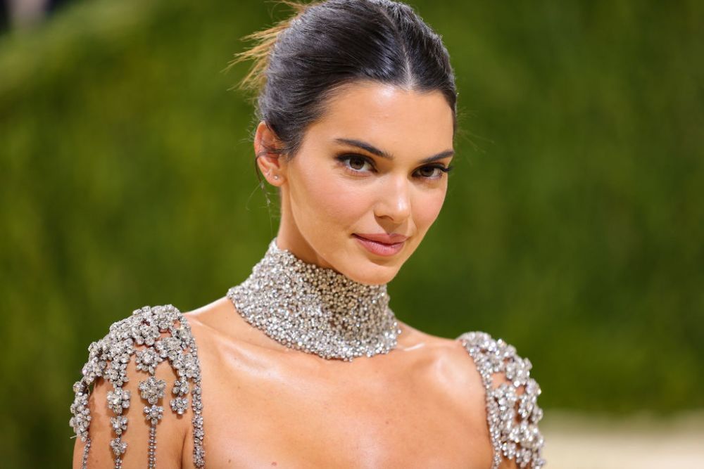 Kendall Jenner se bucură de soare, poz&acirc;nd complet dezbrăcată la piscină. Imaginea a adunat peste 6 milioane de like-uri