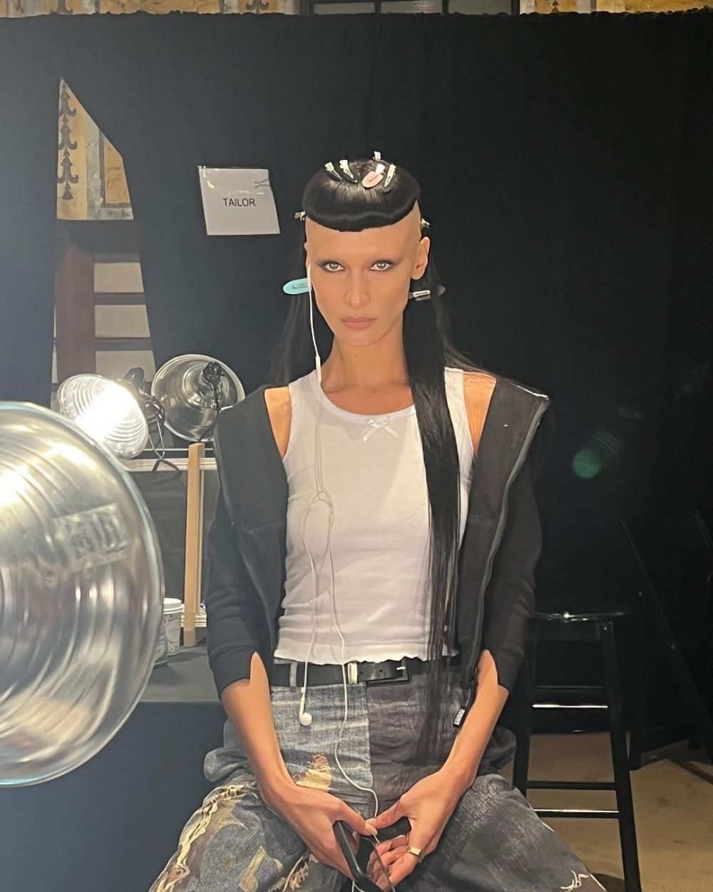 Cele mai frumoase surori din lume, de nerecunoscut! Gigi și Bella Hadid, look excentric la prezentarea Marc Jacobs