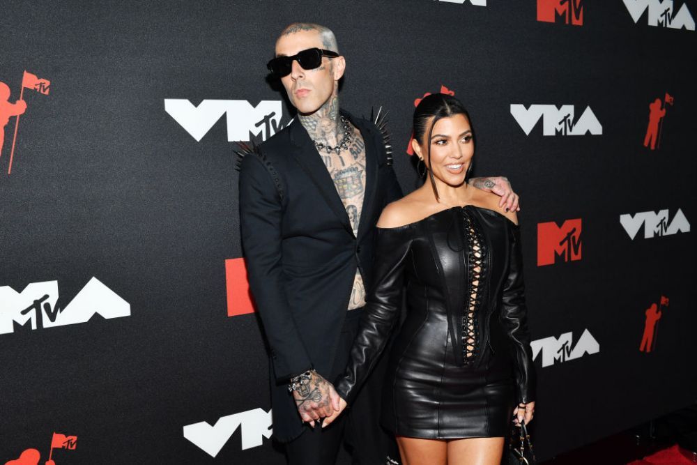 Kourtney Kardashian s-a pozat &icirc;ntr-o lenjerie sexy, la scurt timp după ce soțul ei, Travis Barker, a fost internat de urgență