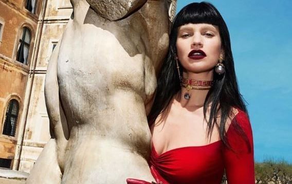 O actriță de la Hollywood, de nerecunoscut &icirc;n noua campanie Versace