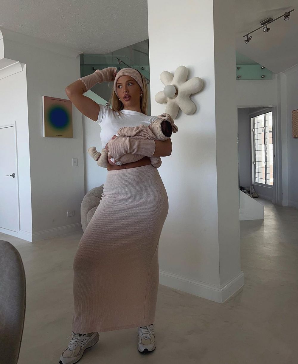 A trecut numai o lună de c&acirc;nd a născut, iar acum face ravagii pe internet cu corpul său. Tammy Hembrow, siluetă ireală