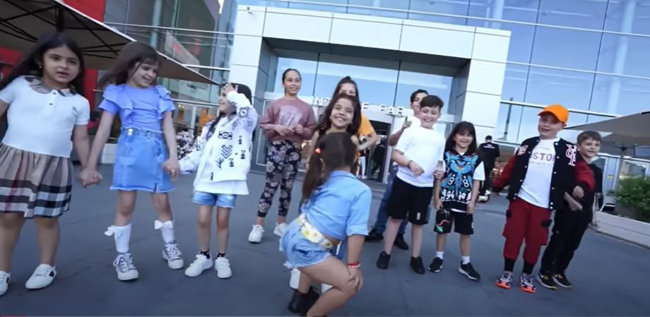 Fiicele lui Florin Salam, de 5 și 7 ani, virale pe TikTok. Unii părinți critică videoclipul &icirc;ndrăzneț