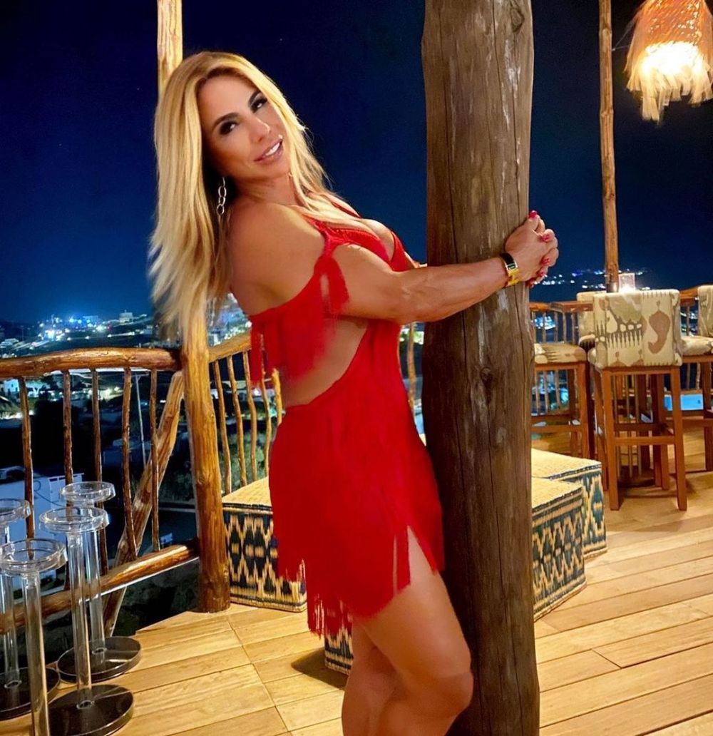 Cea mai fit bunicuță face furori &icirc;n costum de baie! Cum s-a fotografiat la plajă