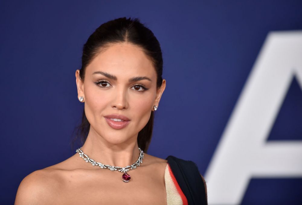 Impresionează cu fiecare apariție &icirc;n costum de baie. Cum a fost surprinsă Eiza Gonzalez pe iacht &icirc;n Sardinia