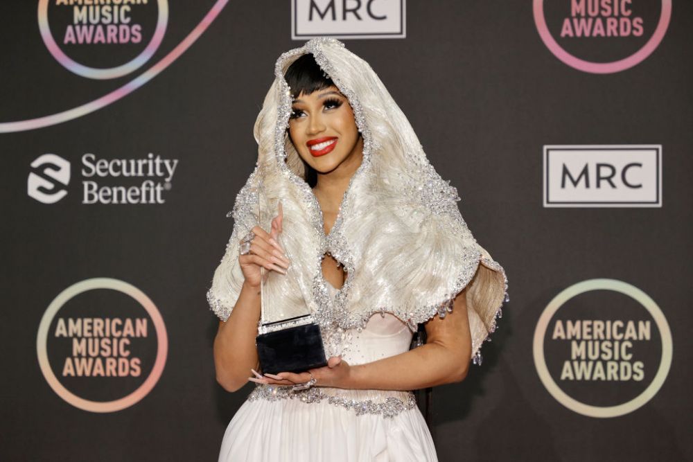 Are cele mai extravagante apariții. Accesoriul bizar purtat de Cardi B: Arăți ca un sorbet