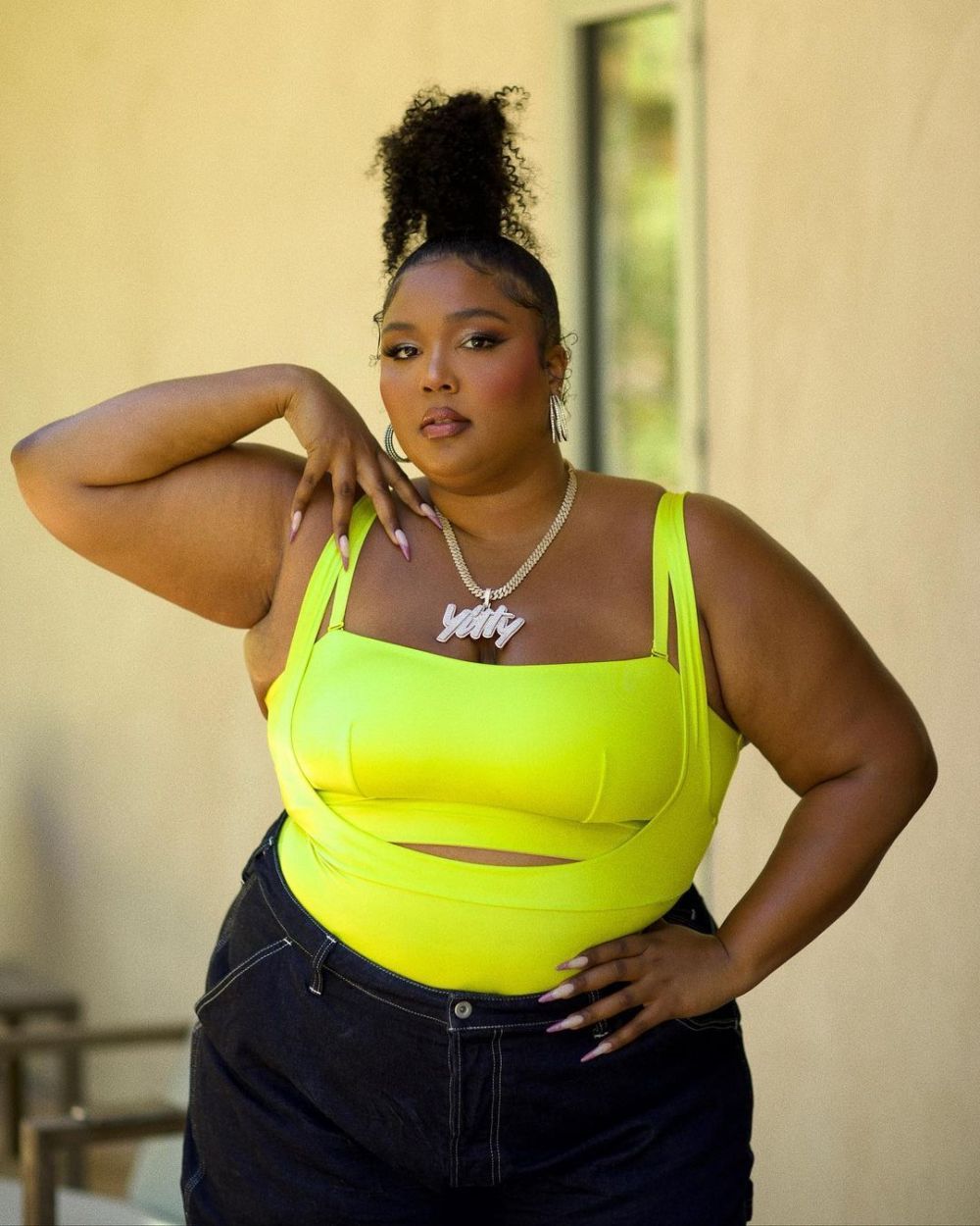 Lizzo s-a filmat &icirc;n timp ce face twerk &icirc;n valuri! Peste 1,7 milioane de internauți au urmărit filmulețul