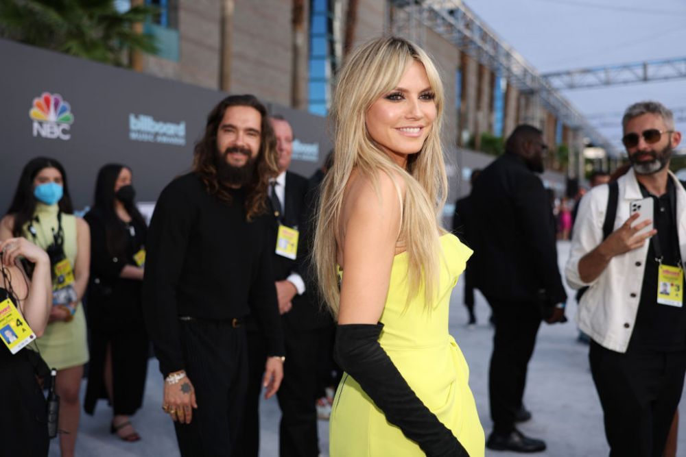 Heidi klum, ședință foto incendiară la 49 de ani. A pozat acoperită doar cu protecție solară