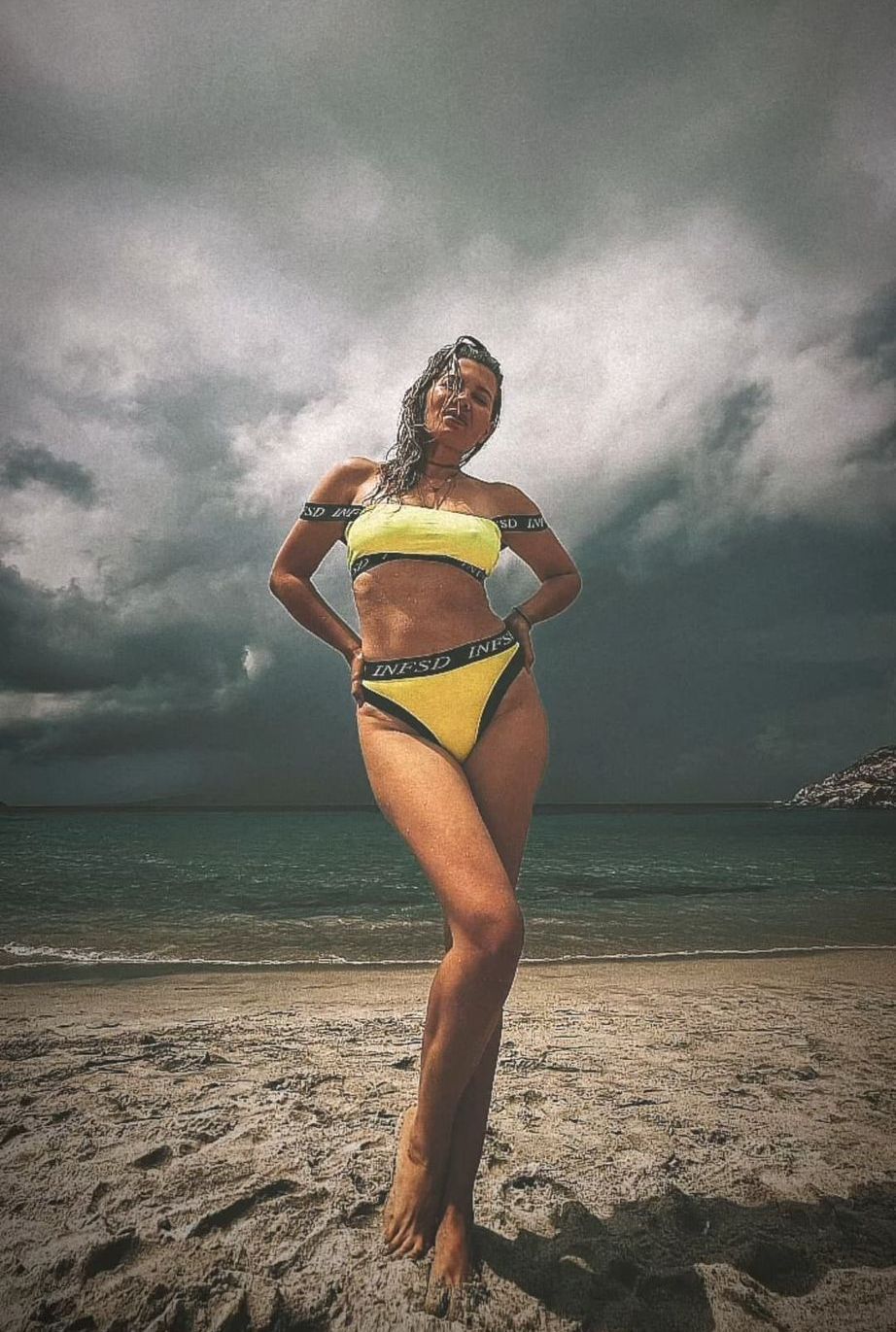 Gina Pistol, apariție &icirc;n costum de baie alături de Sore. Vedeta și-a recăpătat silueta de model