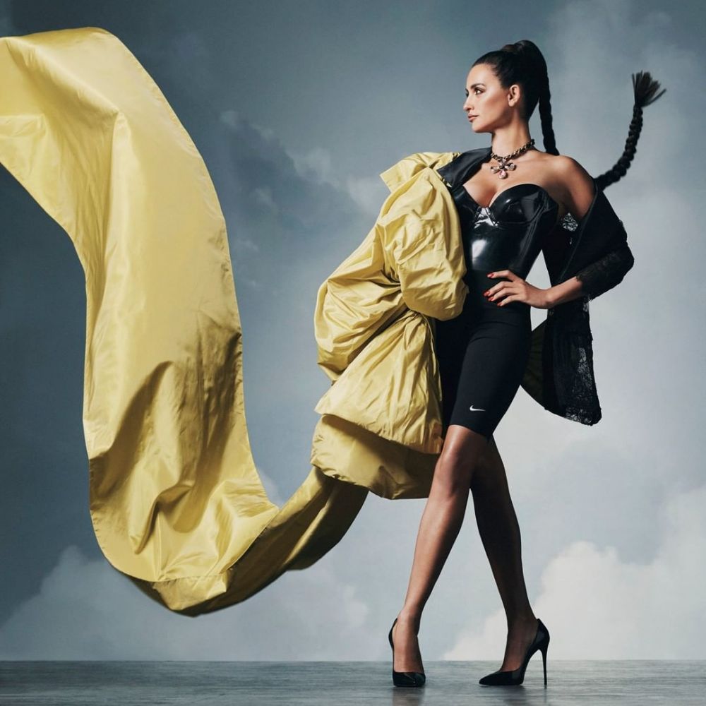 Penelope Cruz, imaginea senzualității &icirc;ntr-un body de latex la 48 de ani. Cum a pozat vedeta latino
