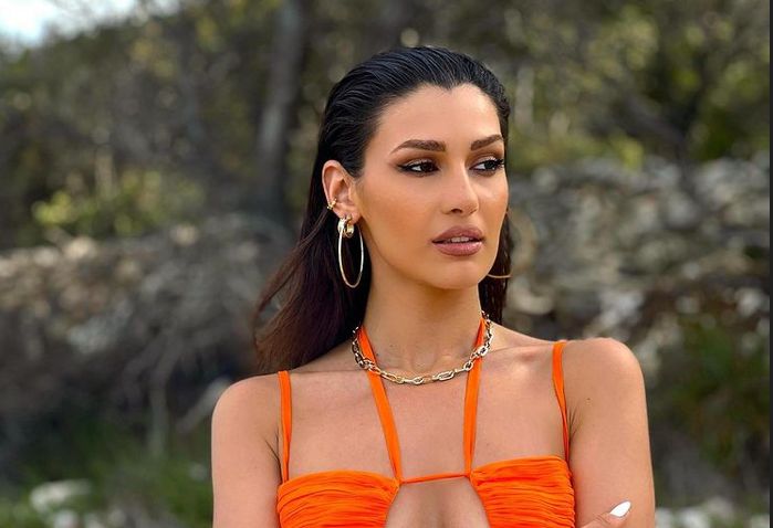 Alina Eremia, apariție de senzație &icirc;n costum de baie. Artista s-a bucurat de o zi de plajă cu iubitul &icirc;ntr-un loc sălbatic