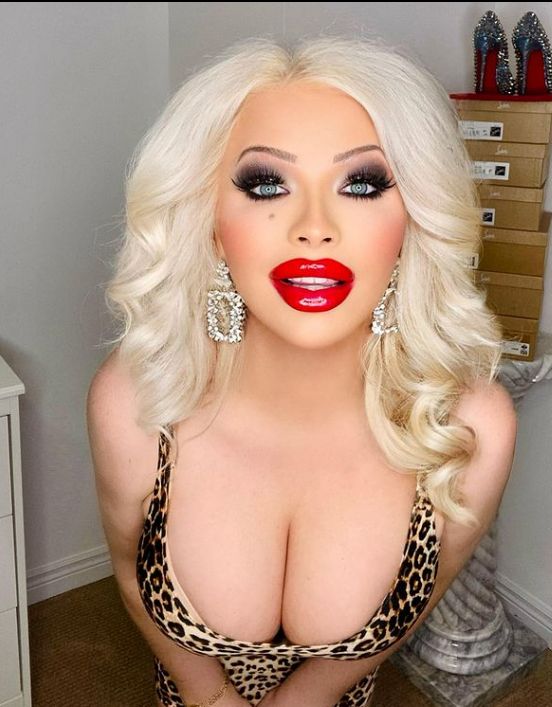 O t&acirc;nără de 23 de ani a făcut o mulţime de operaţii pentru a semăna cu Marilyn Monroe
