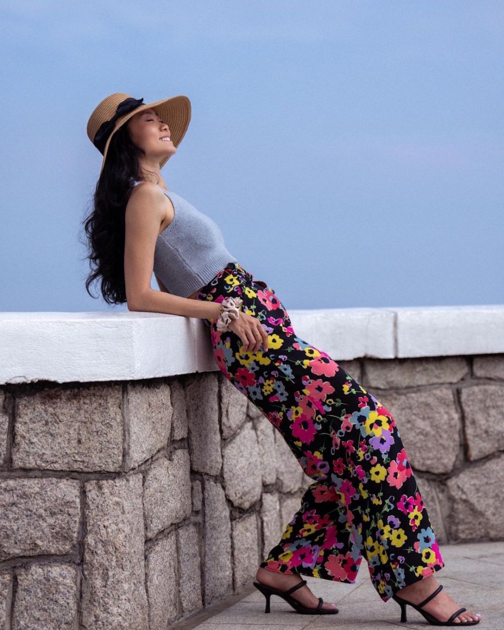 Kitty, fashionista care promovează moda sustenabilă film&acirc;ndu-se &icirc;n timp ce se &icirc;mbracă și se dezbracă