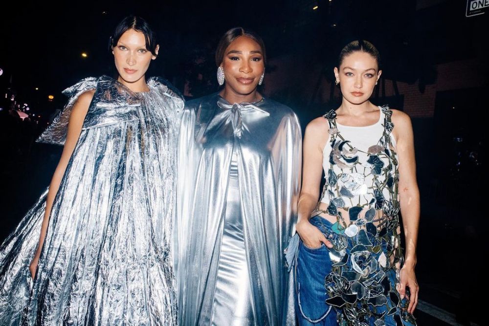Cele mai spectaculoase apariții la prezentarea de modă VOGUE World 2022. Serena Williams și surorile Hadid, &icirc;n centrul atenției