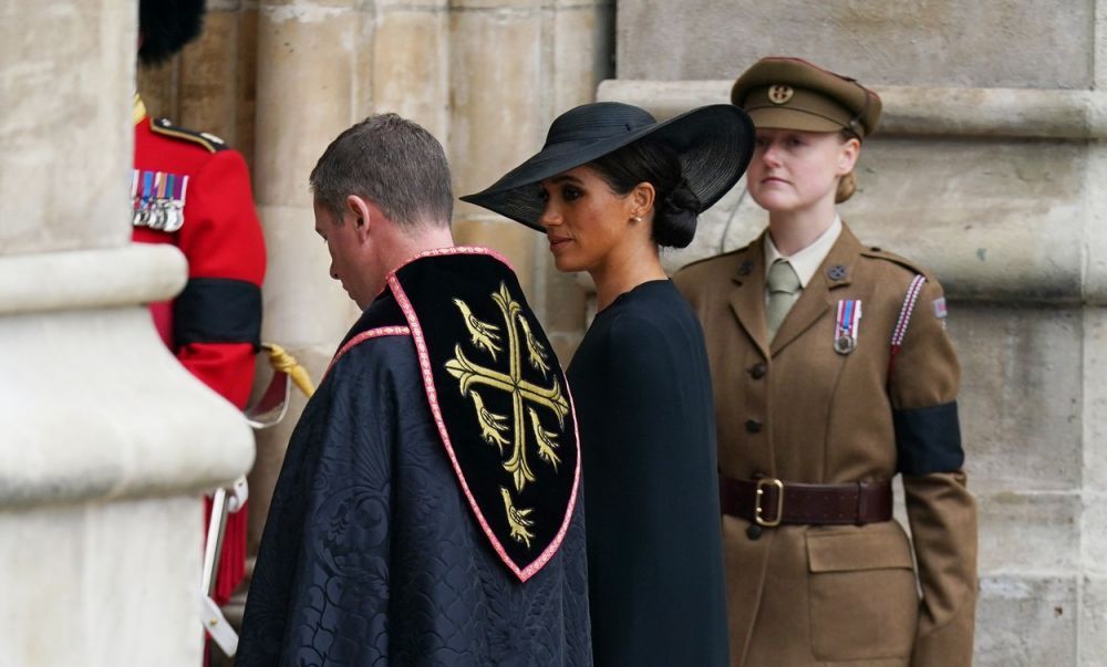 Meghan Markle, o prezență elegantă și discretă la &icirc;nmorm&acirc;ntarea reginei Elisabeta a II-a. Ce omagiu i-a adus fostei suverane
