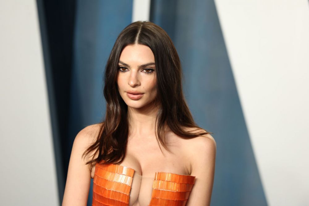 A lăsat aproape totul la vedere! Emily Ratajkowski, ședință foto topless pentru promovarea brandului său de costume de baie