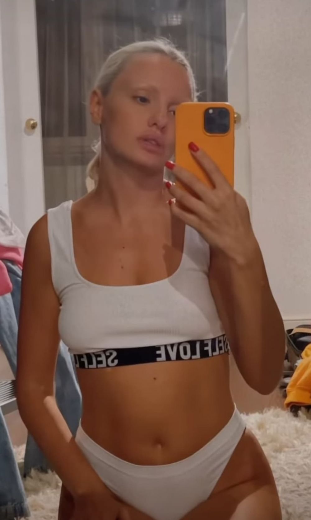 Alexandra Stan: &ldquo;Am burtă de zici că sunt &icirc;nsărcinată, &icirc;mi vine să măn&acirc;nc ca o scrofiță&rdquo;