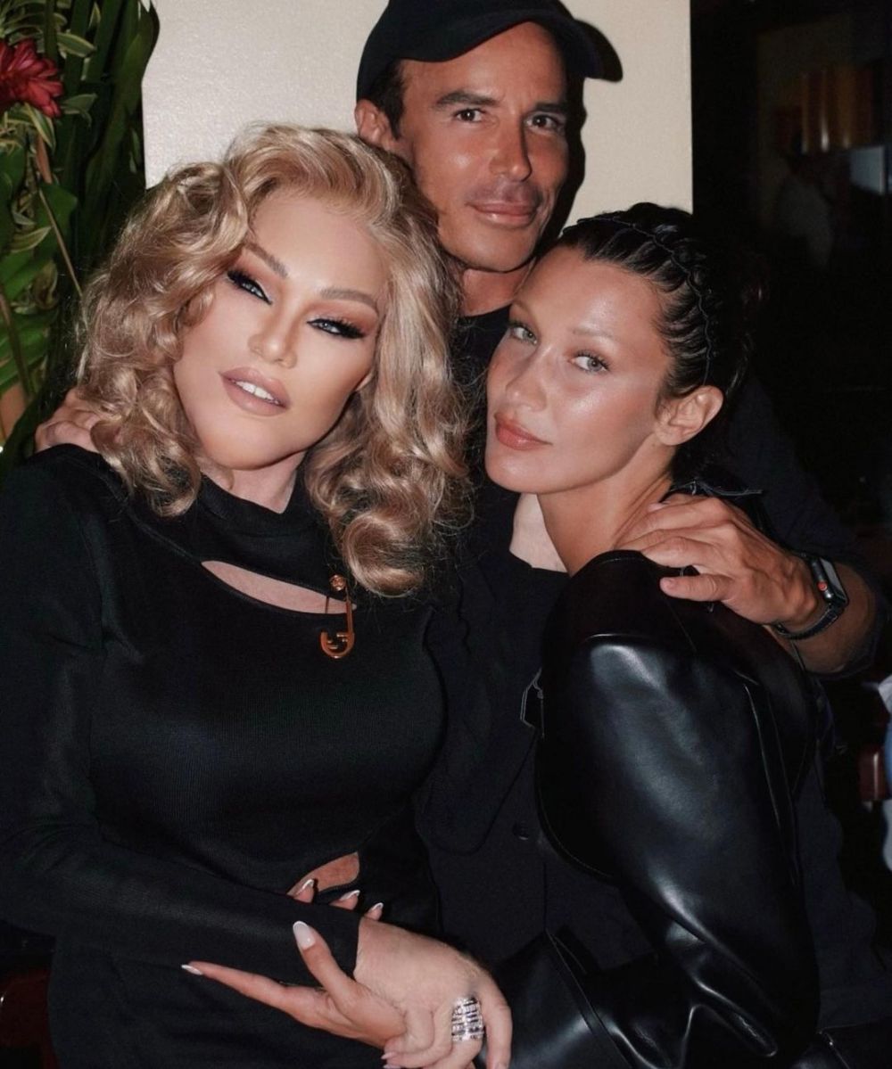 Femeia-pisică, selfie Bella Hadid. Cum arată la 82 de ani, fără filtre, femeia mutilată de operații estetice
