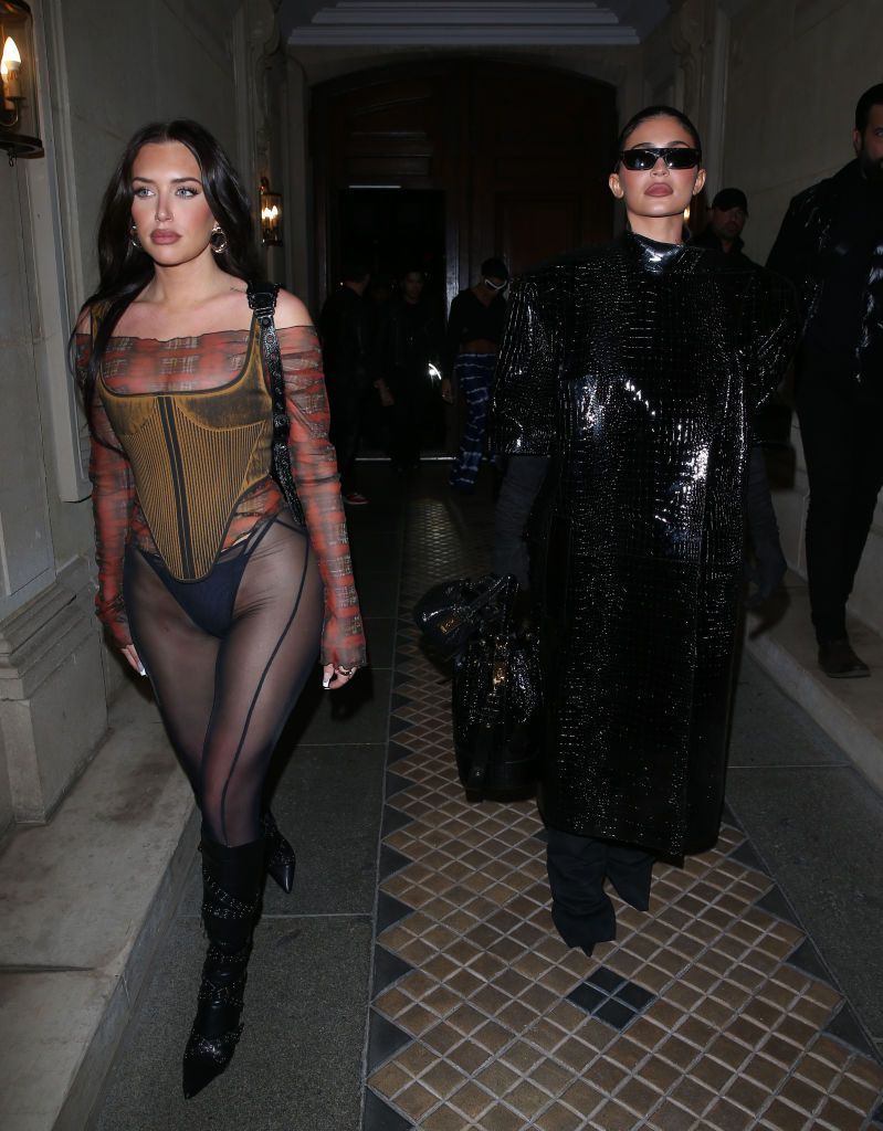 Kylie Jenner și cea mai bună prietenă, dezinhibate la Paris. Ținutele cu care au atras toate privirile