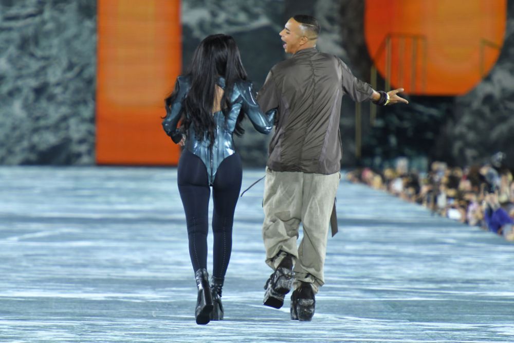 Cher, senzațională &icirc;ntr-o salopetă din latex la 76 de ani. A defilat pentru Balenciaga la Săptăm&acirc;na Modei de la Paris