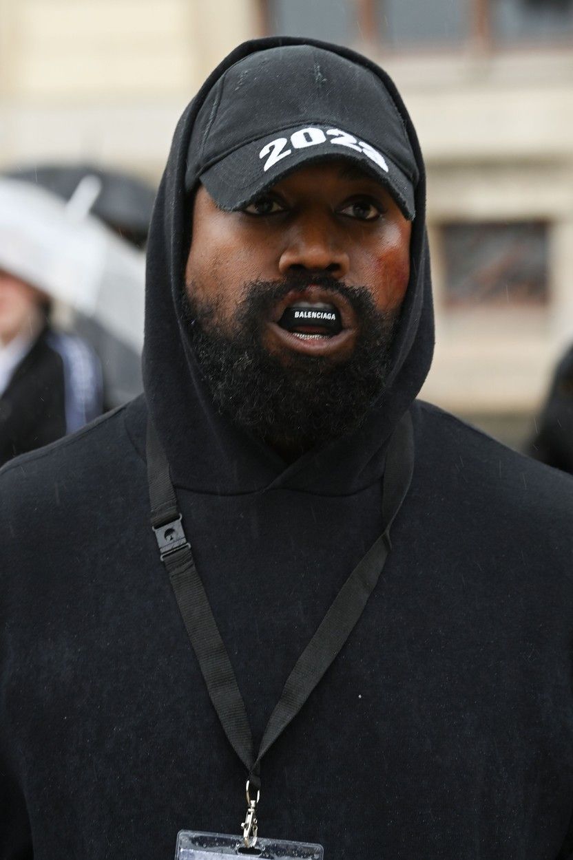 Kanye West, apariție bizară: a venit la prezentarea noii colecții Givenchy cu o proteză dentară pe care scria Balenciaga