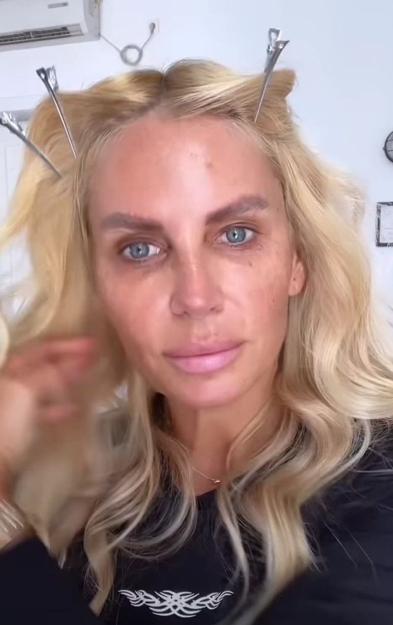Andreea Bănică s-a filmat nemachiată, cu tenul &ldquo;cu pistrui și pete&rdquo;. Cum au reacționat fanii c&acirc;nd au văzut chipul ei real