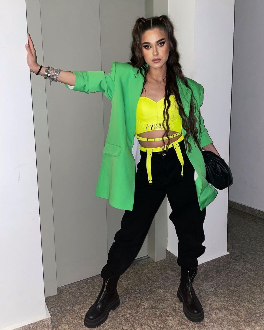 Stilul vestimentar al lui Theo Rose. Artista impresionează cu outfiturile ei sexy și cool