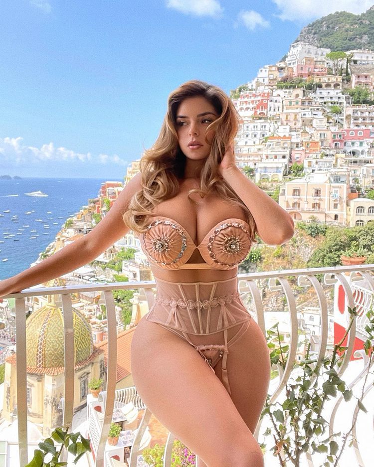 Demi Rose, ședință foto dezinhibată, la apus. Și-a etalat posteriorul bombat &icirc;ntr-un bikini minuscul