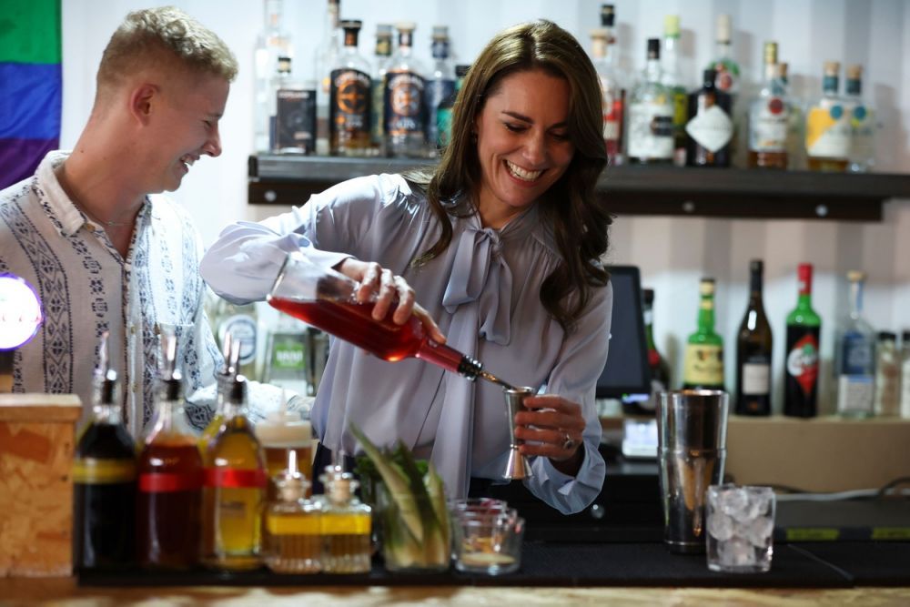 Prințul William și Kate Middleton, competiție de preparat cocktailuri &icirc;n timpul unei vizite &icirc;n Irlanda de Nord. Cum s-au descurcat