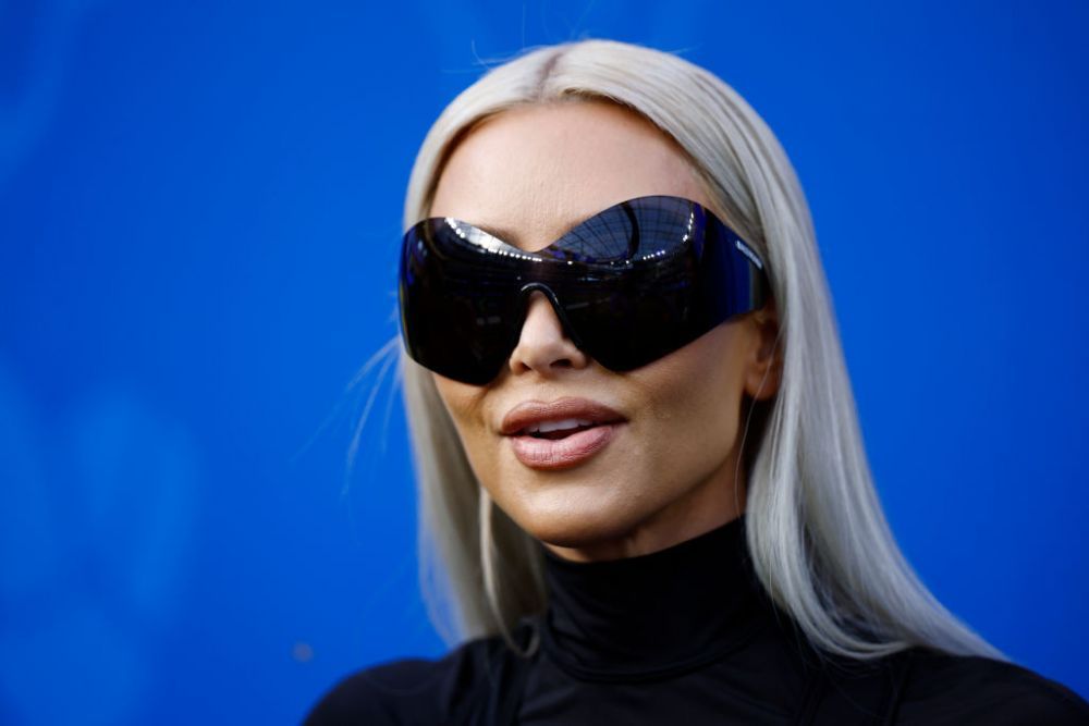 Kim Kardashian, extravagantă chiar și la un meci de fotbal. A mers pe stadion &icirc;ncălțată cu tocuri cui și o salopetă mulată