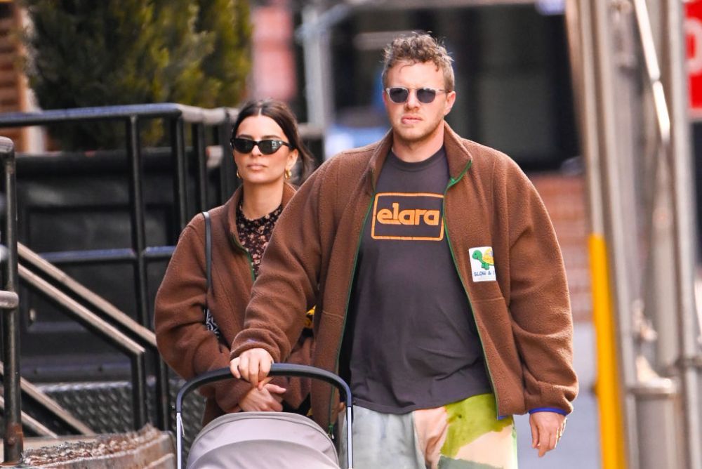 După un divorț și zvonurile unei relații cu Brad Pitt, Emily Ratajkowski sugerează că ar putea fi bisexuală &icirc;ntr-un clip pe TikTok