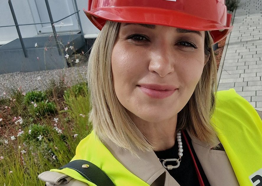Ela Crăciun s-ar apuca să-și construiască singură casa