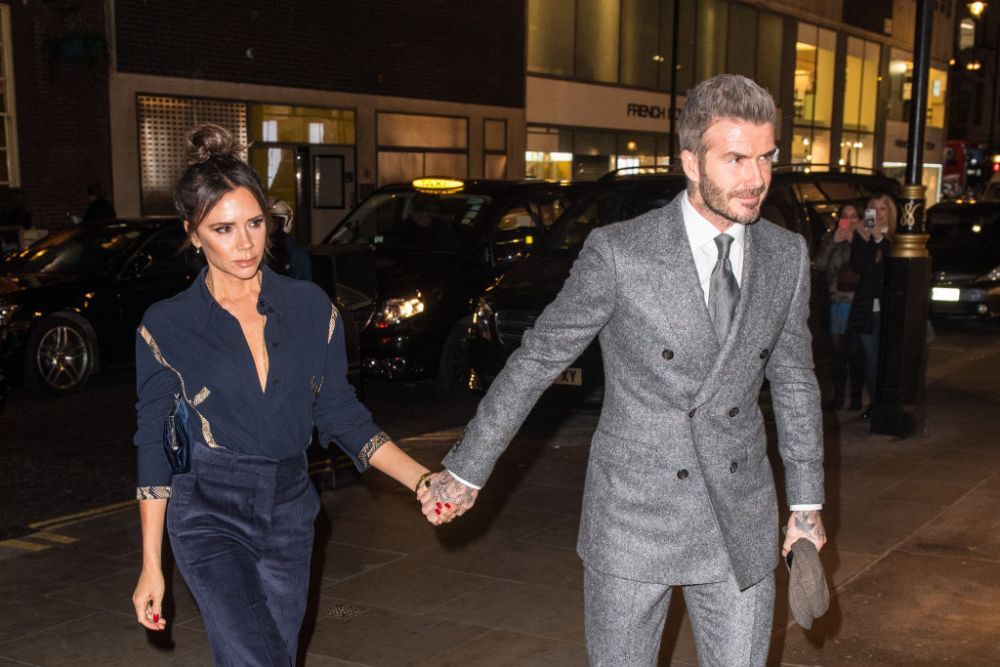 Există sau nu probleme &icirc;n paradis? Victoria Beckham dezvăluie de ce și-a &icirc;ndepărtat tatuajul cu numele soțului