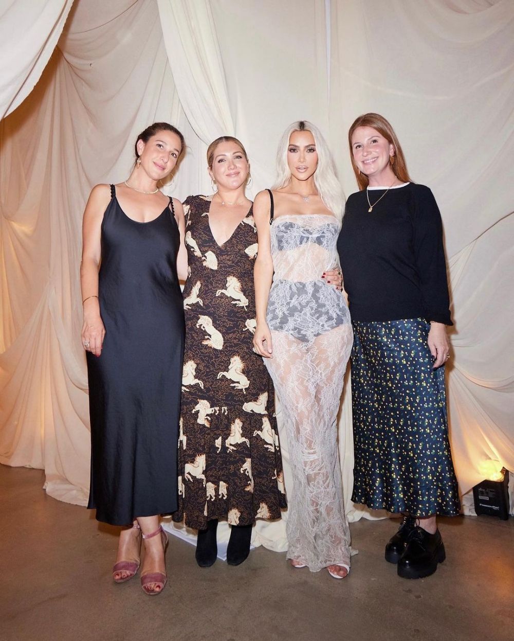 Kim Kardashian și-a sărbătorit ziua de naștere &icirc;ntr-un decor fabulos. Ce ținută a purtat vedeta