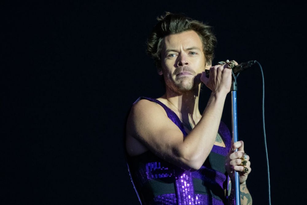 Harry Styles și-a lăsat barbă lungă &icirc;n cel mai nou videoclip pentru piesa Music For A Sushi Restaurant . Cum arată artistul