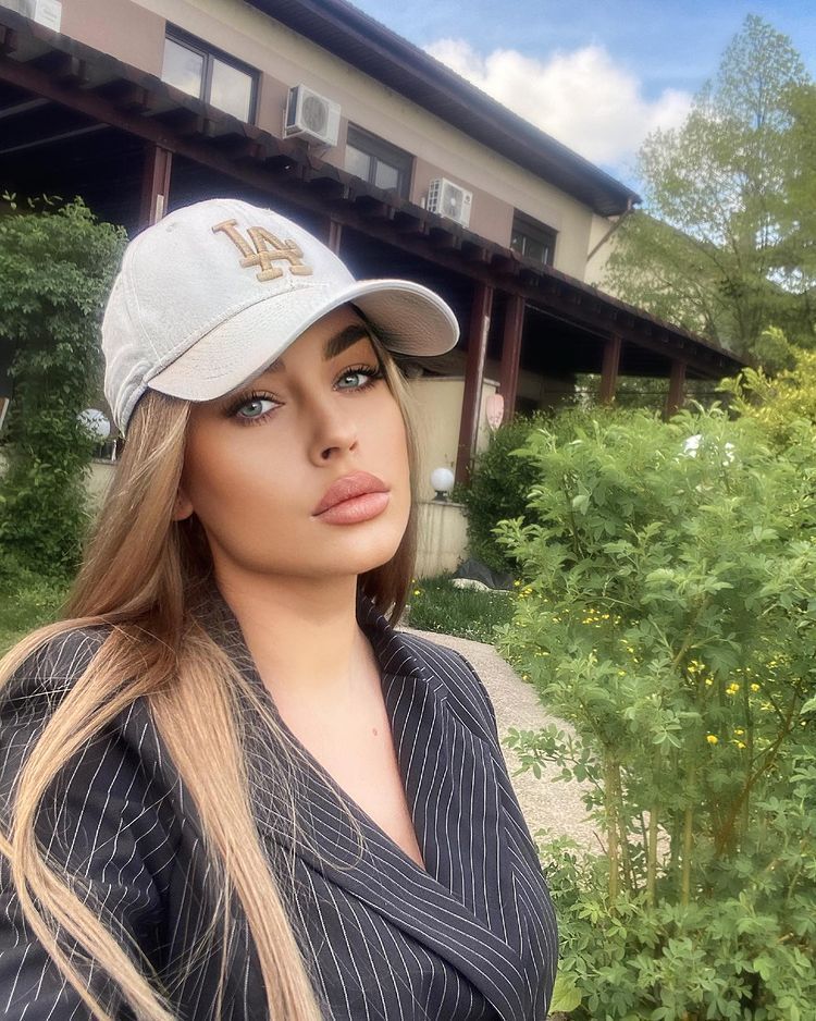 Misha a apărut cu fața umflată pe rețelele sociale după vacanța &icirc;n Maldive. Ce a pățit artista