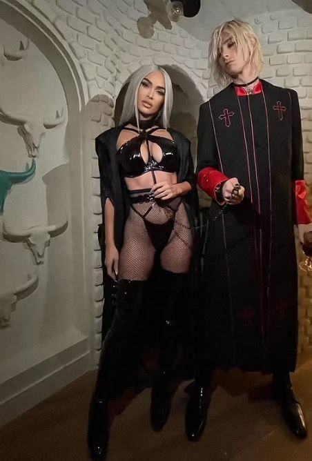 A cărat-o &icirc;n lesă la o petrecere! Megan Fox și Machine Gun Kelly, apariție bizară &icirc;n public
