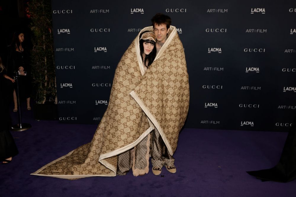 Billie Eilish și iubitul ei, apariție nonconformistă pe covorul roșu. Au mers la un eveniment &icirc;n pijamale, acoperiți de o pătură