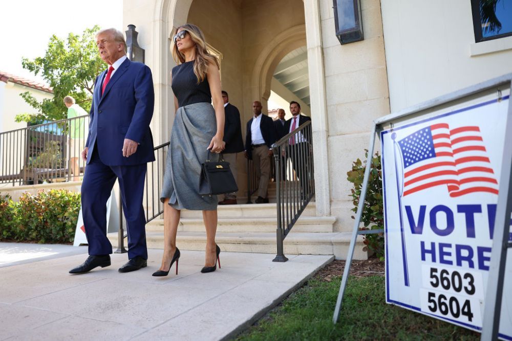 Melania Trump, apariție rară &icirc;n public. Fosta Primă Doamnă a Americii, superbă &icirc;ntr-o rochie Alexander McQueen