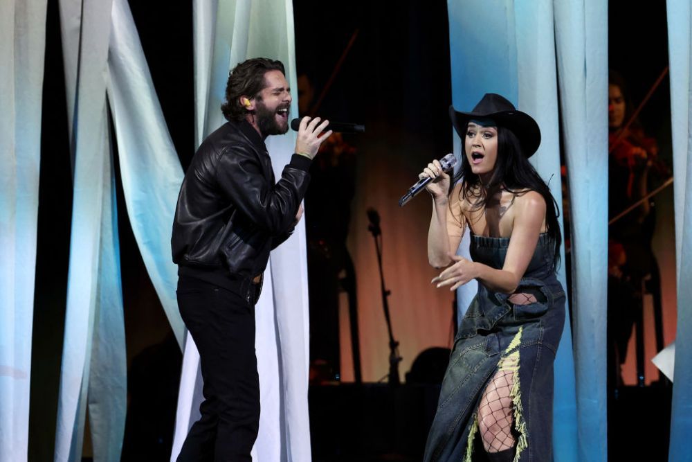 Katy Perry, decolteu abisal pe covorul roșu. C&acirc;ntăreața a făcut furori la premiile CMA 2022, &icirc;ntr-o ținută din denim