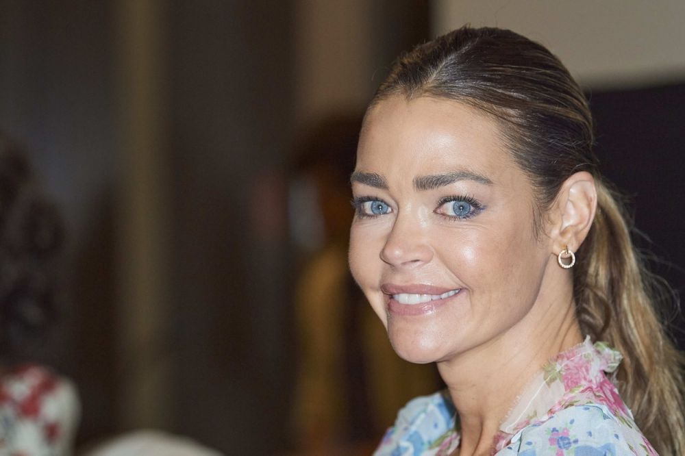 Mașina &icirc;n care se afla actrița Denise Richards, atacată de un șofer &icirc;narmat! Ce a pățit vedeta