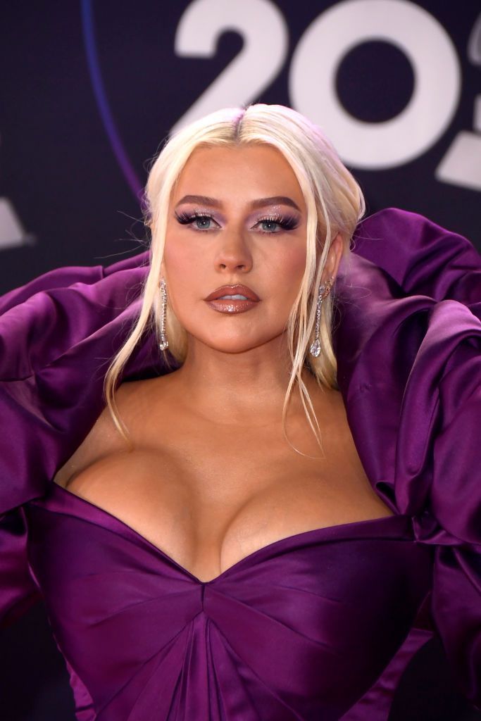 Decolteu ne&icirc;ncăpător pentru formele Christinei Aguilera. Artista, principala atracție a premiilor Latin Grammy