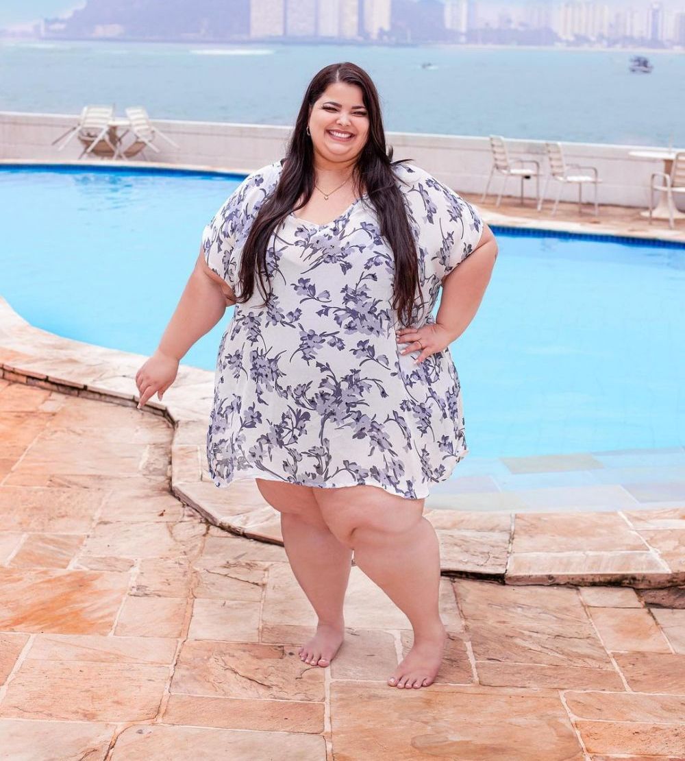 O influenceriță plus size, interzisă &icirc;n avion pentru că e &ldquo;prea grasă&rdquo;. Ce soluție i-a propus compania aeriană