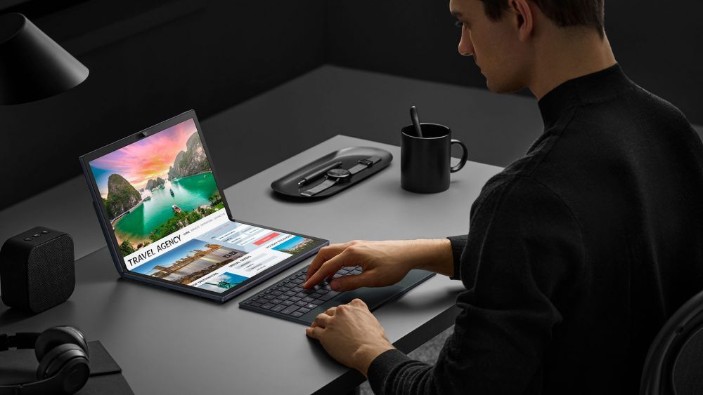 (P) Zenbook 17 Fold OLED (UX9702): viitorul se deschide &icirc;n fața ochilor tăi