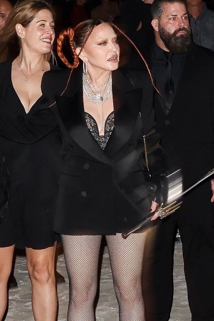 ﻿Madonna, &icirc;n public &icirc;mbrăcată ca &icirc;n dormitor! La 64 de ani, nu e o... pensionară obișnuită