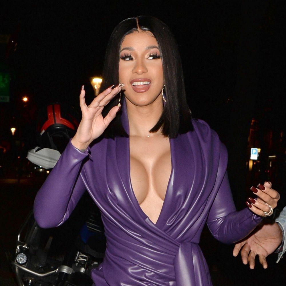 Cardi B și-a scos implanturile din posterior. Avertisment pentru fanele care vor să apelează la injecții cu biopolimeri
