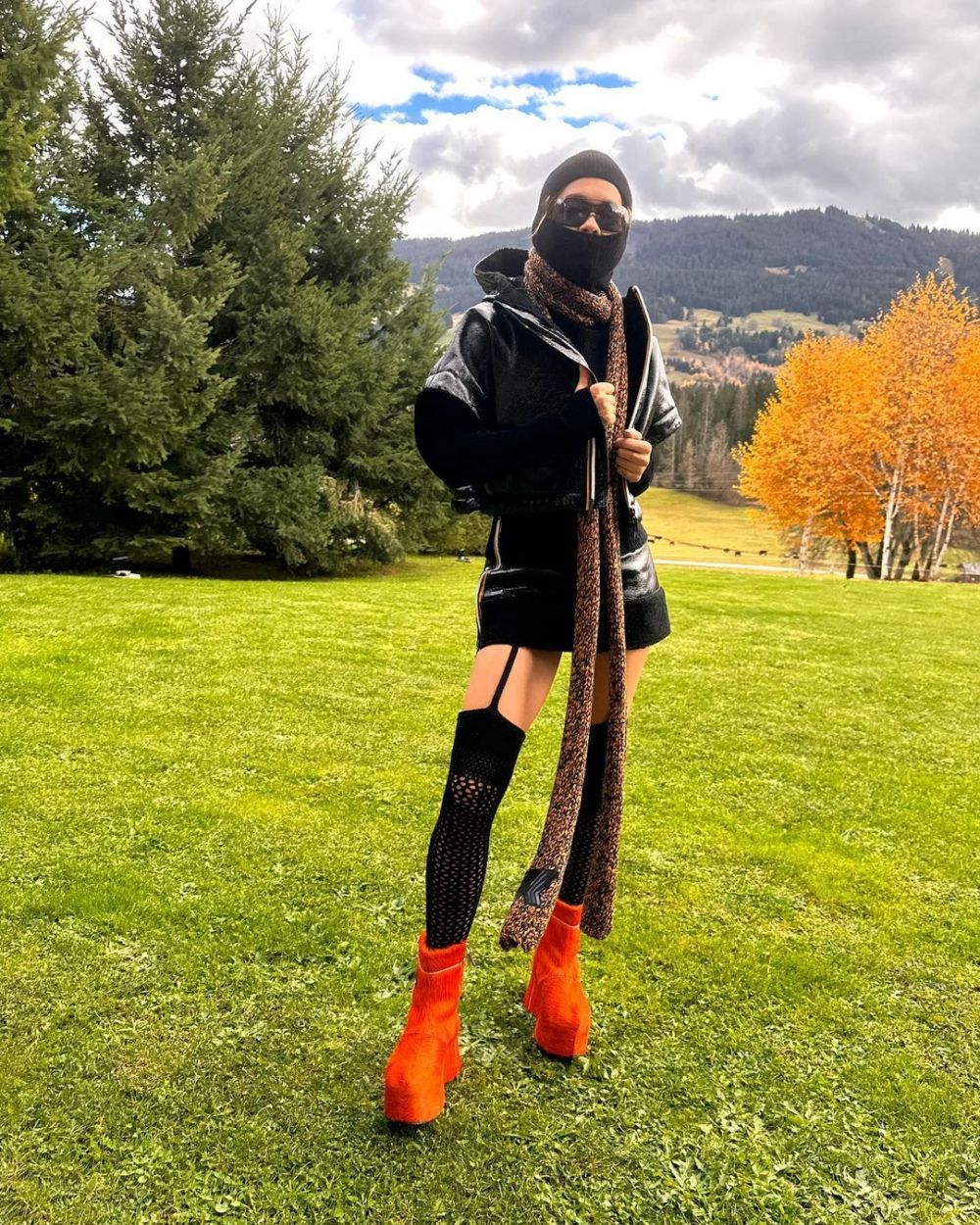 S-a dus la munte &icirc;mbrăcată așa, iar fanii nu au iertat-o. Rita Ora, apariții din ce &icirc;n ce mai bizare