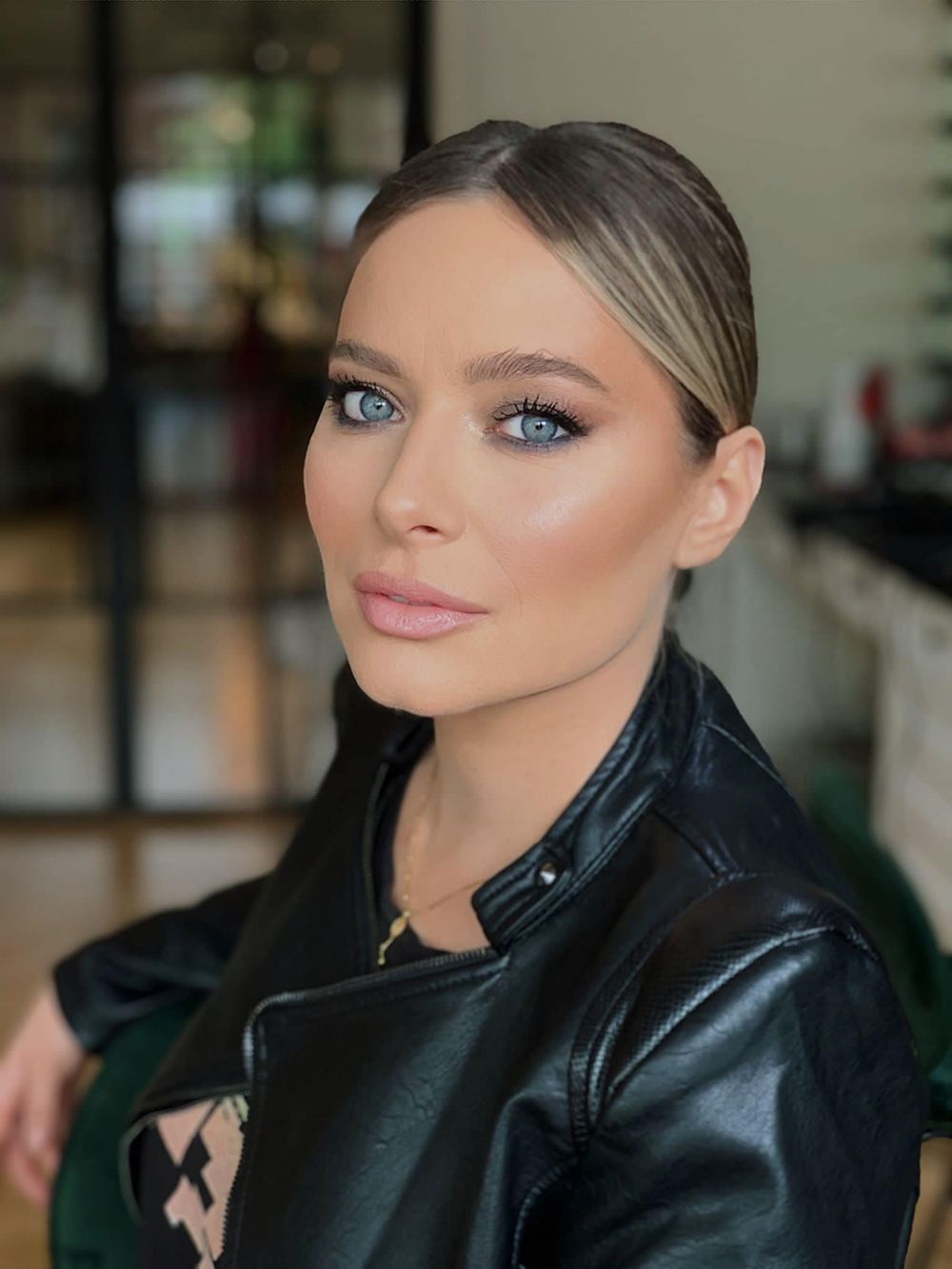 Laura Cosoi, sexy l&acirc;ngă bradul de Crăciun. Fanii: &ldquo;Ești o &icirc;nc&acirc;ntare!&rdquo;