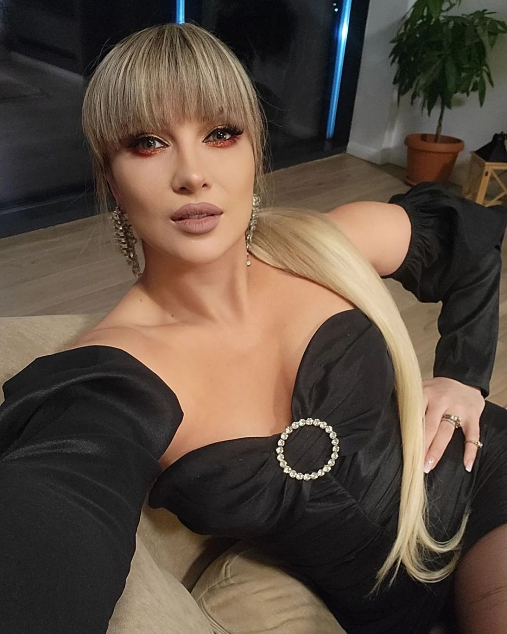 Lora, cel mai sexy clip de anul asta: s-a filmat &icirc;n lenjerie intimă și portjartier la bucătărie: &ldquo;Absolut senzuală!&rdquo;